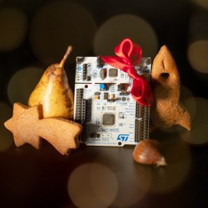 Nucleo-Microcontroller Board mit weihnachtlicher Dekoration